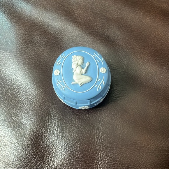 Rosary keepsake box. In like new condition. Blue and white. Lid comes off. - Picture 4 of 4